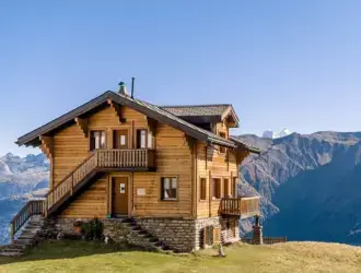 Chalet en bois rénové avec vue sur les montagnes.