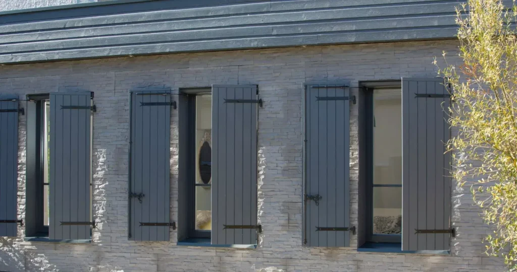 Volets en boiserie peints en gris par Zaid Samuel, peintre à Annemasse en Haute-Savoie.