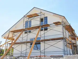Maison avec échafaudage en cours de ravalement de façade.