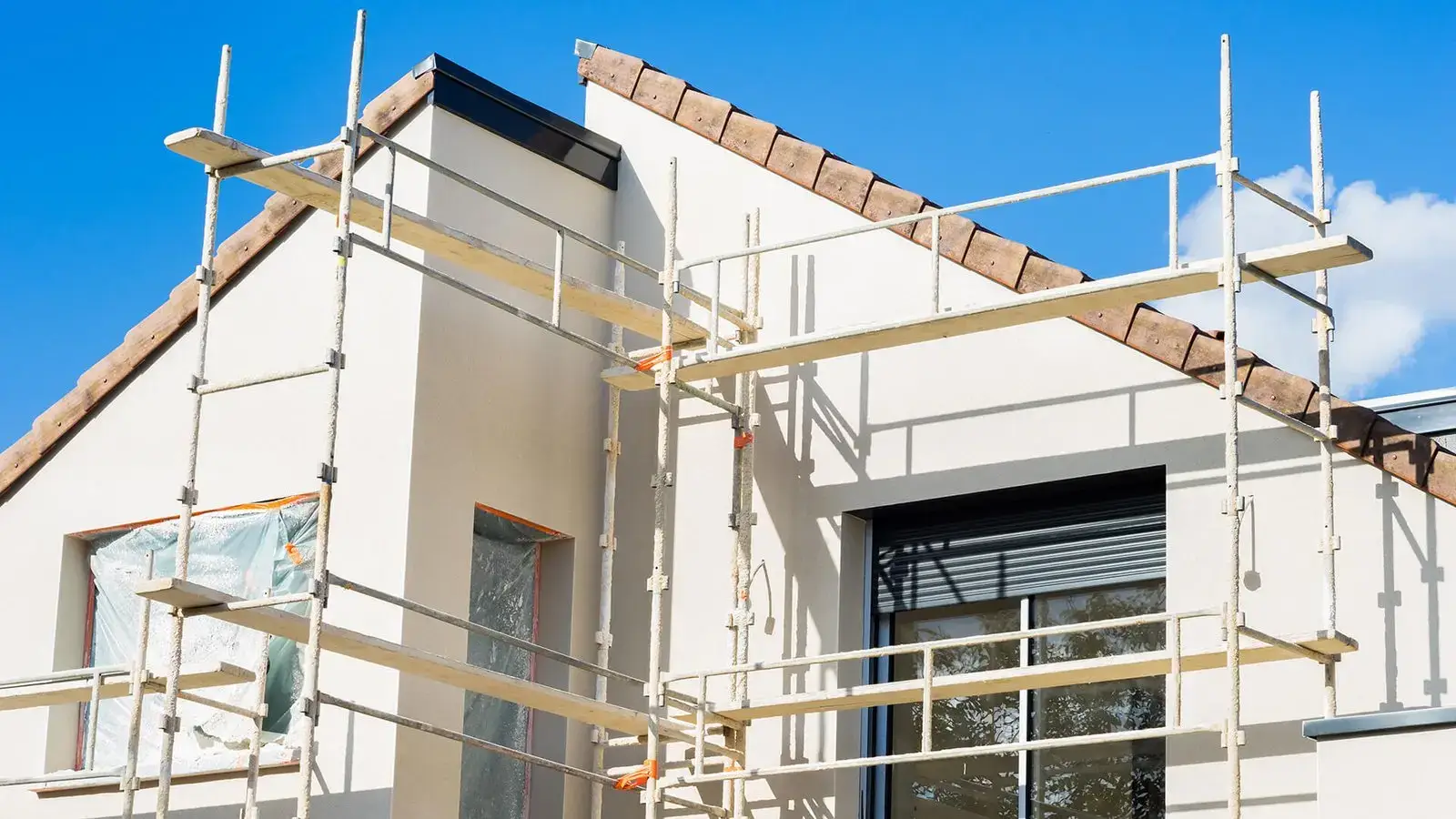 Ravalement de façade sur maison moderne avec échafaudage — préparation et protection des ouvertures par Zaid Samuel.