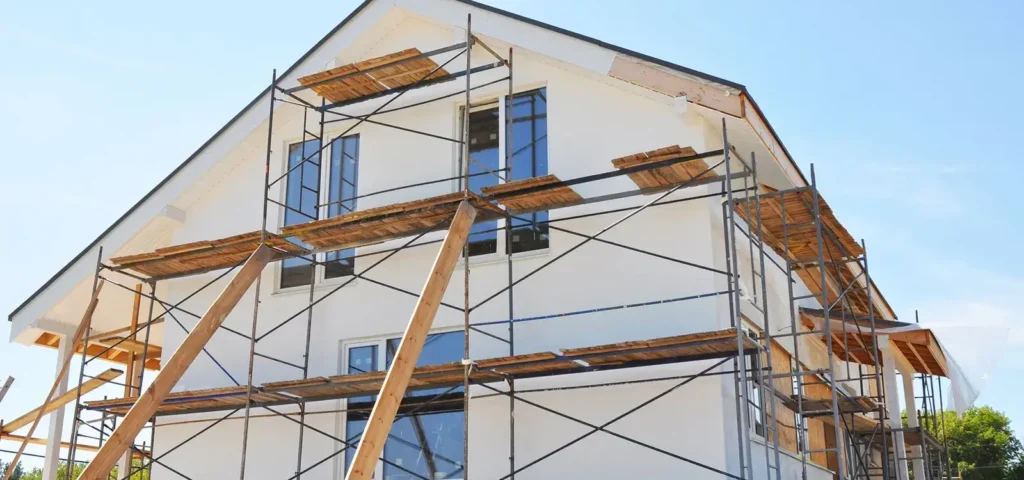 Ravalement de façade sur une maison en rénovation à Vétraz — échafaudage complet installé par Zaid Samuel.