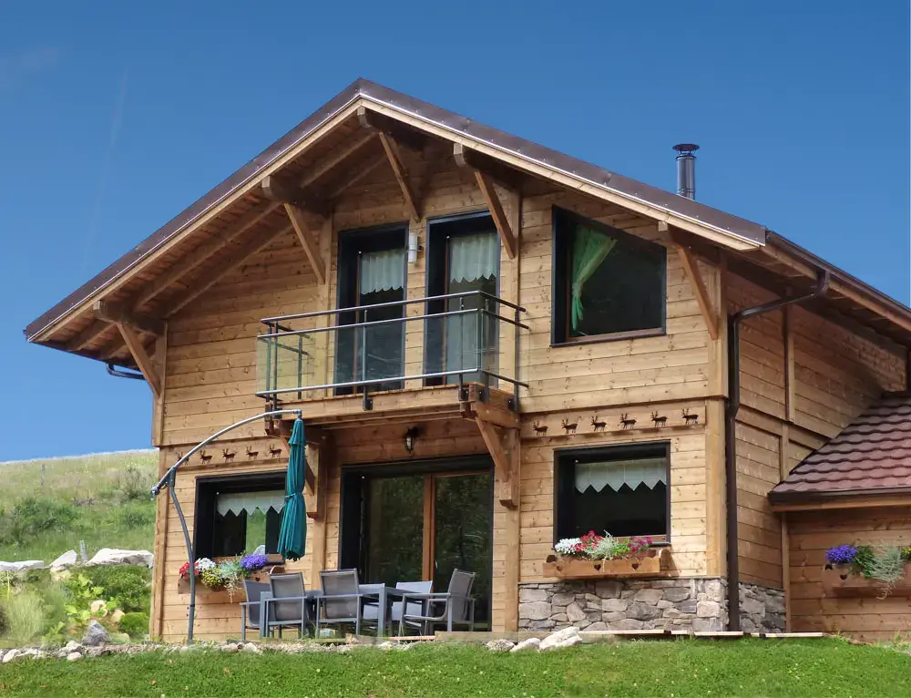 Rénovation de chalet en bois en Haute-Savoie – entretien, traitement et protection du bois par Zaid Samuel.